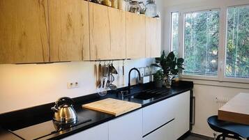 Réfrigérateur, micro-ondes, four, plaque de cuisson