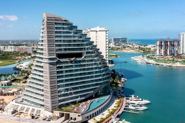 Exterior - Stay at the Iconic Shark Tower in Cancun! (Cancún)
