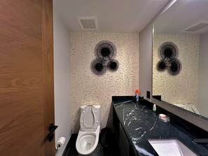 Hårføner, håndklær, såpe og sjampo