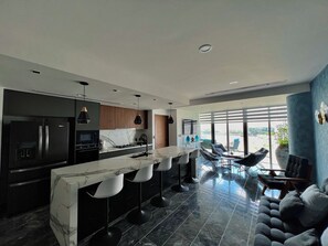 Private kitchen - Stay at the Iconic Shark Tower in Cancun! (Cancún)