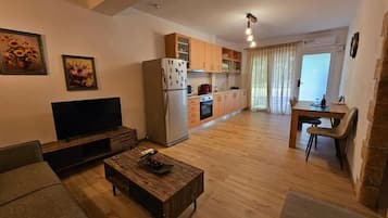 Deluxe Apartment, Courtyard View | Living area