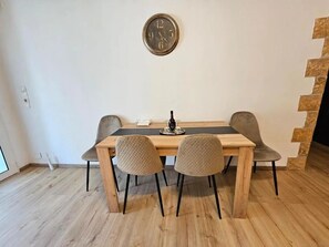 Apartamento luxo, vista para o pátio | Área de estar