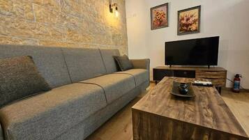 Deluxe Apartment, Courtyard View | Living area