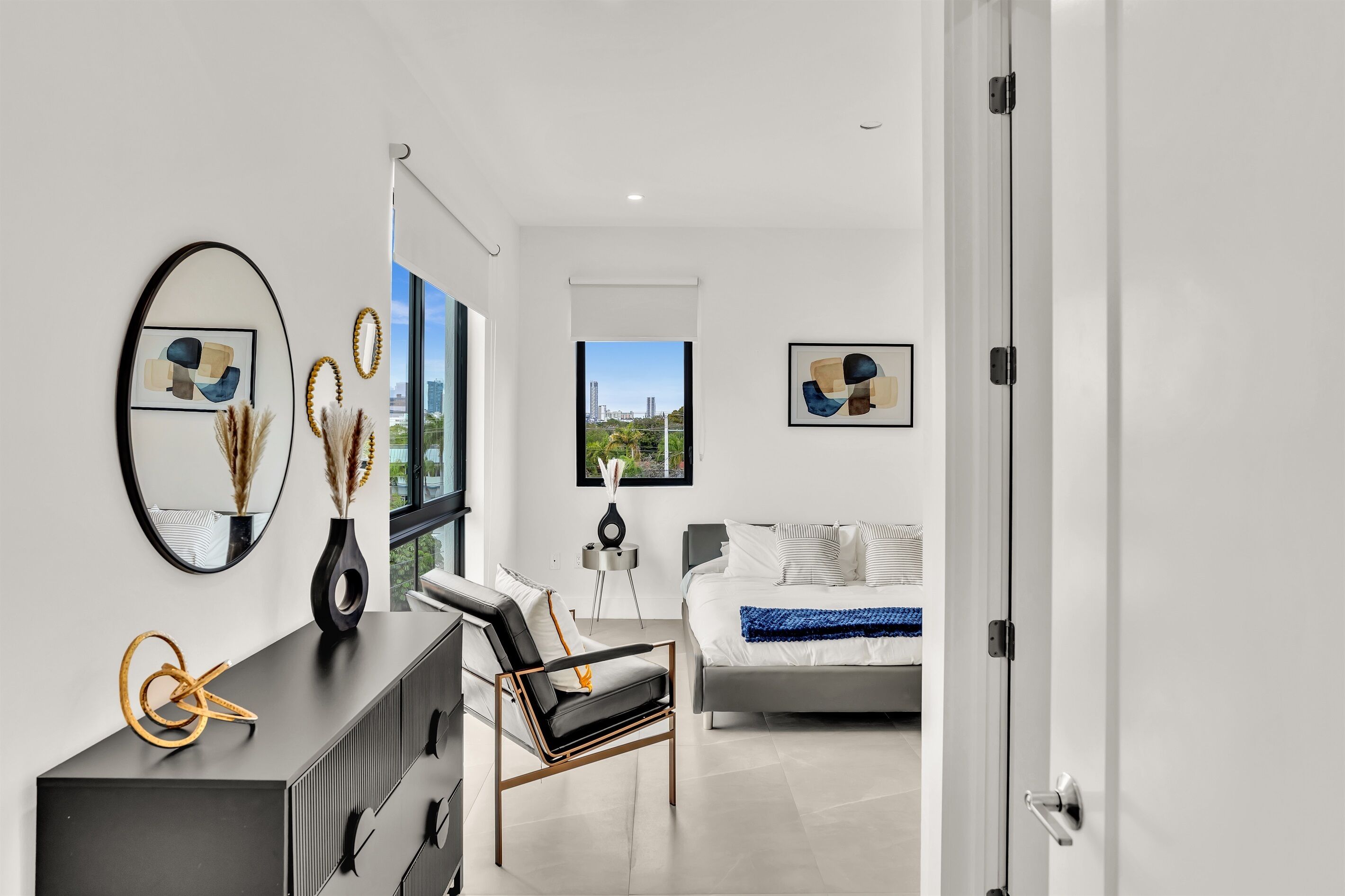 3 chambres, fer et planche à repasser, Wi-Fi, draps fournis