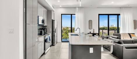 Réfrigérateur, four à micro-ondes, un four, surface de cuisson