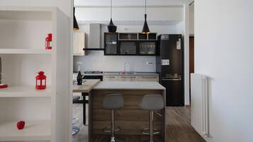 Fridge, oven, stovetop, dishwasher