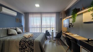Premium-studiosuite - 1 queensize-seng - køkken - delvis havudsigt | Allergivenligt sengetøj, senge med topmadrasser, skrivebord