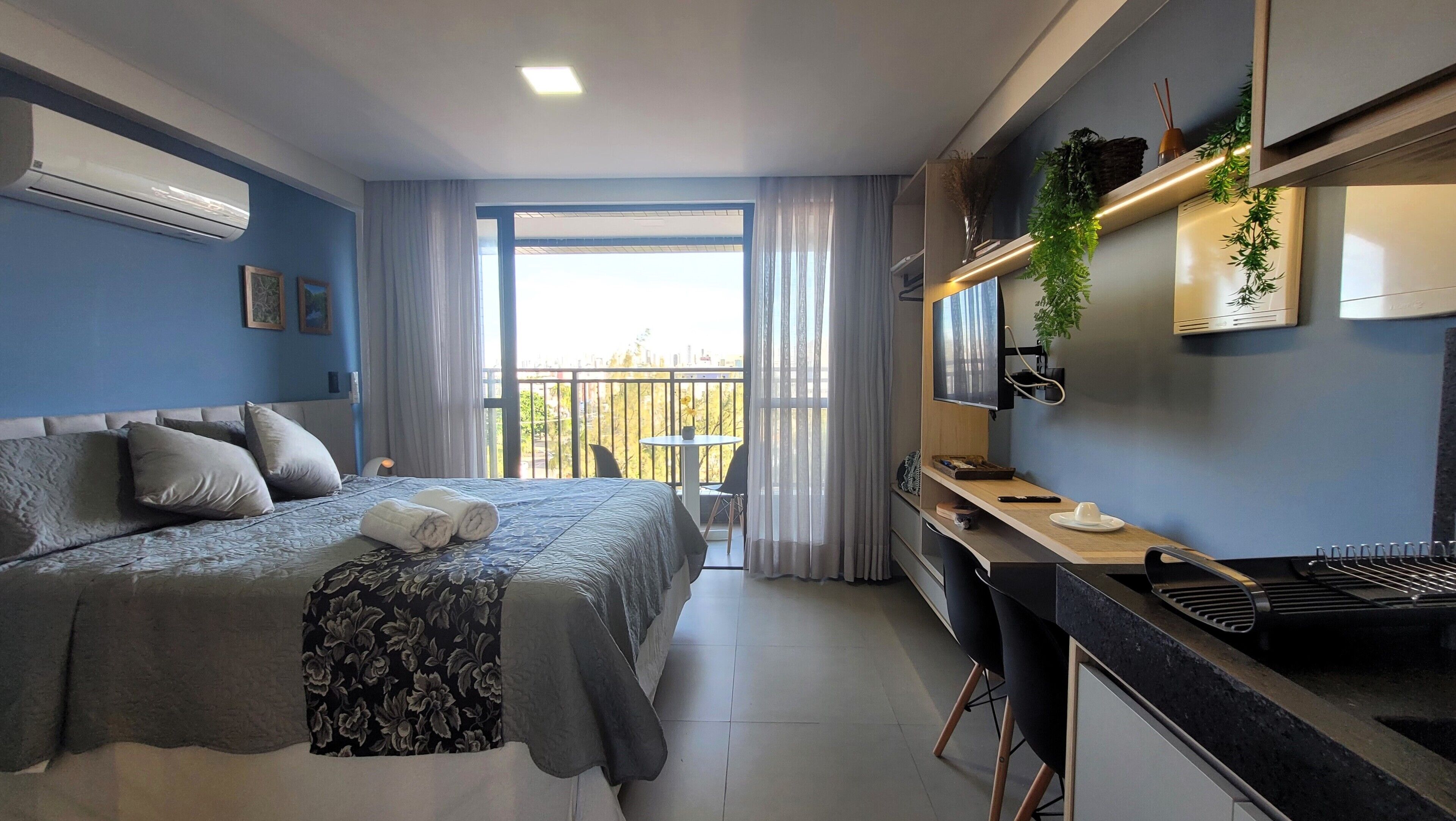 Premium Studio Suite, 1 Queen Bed, Kitchen, Partial Sea View | Hypo-allergenic bedding, pillowtop beds, desk, laptop workspace