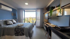 Premium-stúdíósvíta - 1 meðalstórt tvíbreitt rúm - eldhús - sjávarsýn að hluta | Ofnæmisprófaður sængurfatnaður, rúm með „pillowtop“-dýnum, skrifborð