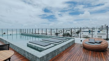 Piscina externa, funciona das 7h às 22h, guarda-sóis, espreguiçadeiras