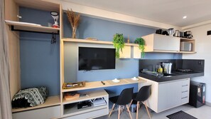 Premium Studio Suite, 1 Queen Bed, Kitchen, Partial Sea View | Hypo-allergenic bedding, pillow-top beds, desk, laptop workspace - Get One (João Pessoa)