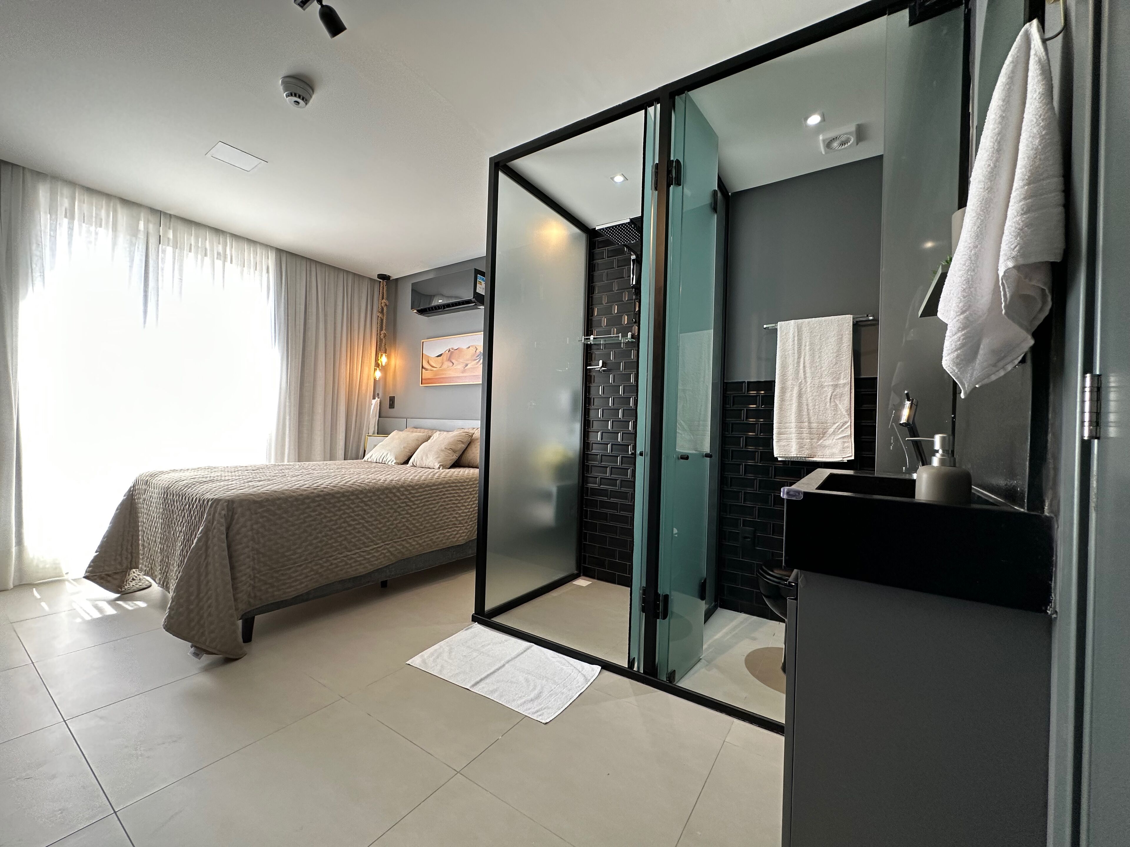 开间 | 防过敏的被褥、加厚床垫、办公桌、笔记本电脑工作区