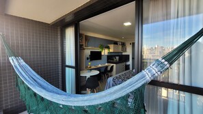 Premium-studiosuite - 1 queensize-seng - køkken - delvis havudsigt | Hawaiiansk terrasse