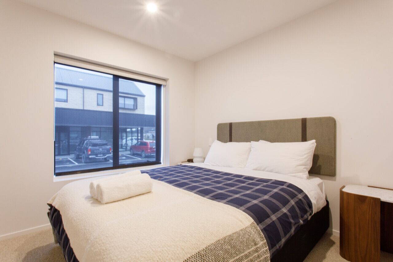 2 habitaciones, escritorio y tabla de planchar con plancha 