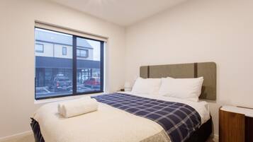 2 habitaciones, escritorio y tabla de planchar con plancha