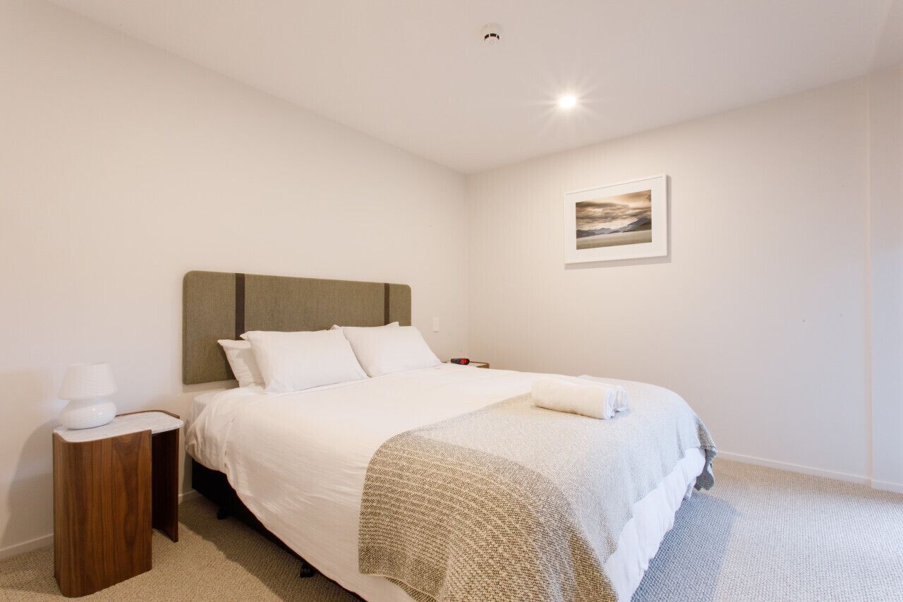 2 chambres, bureau, fer et planche à repasser, lit parapluie