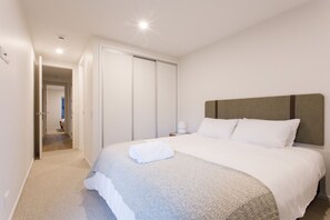 2 soveværelser, skrivebord, strygejern/strygebræt, weekendseng