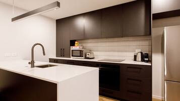 Refrigerador, microondas, horno y parrilla de estufa