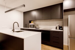 Kjøleskap, mikrobølgeovn, ovn og kokeplater