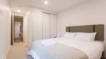2 bedrooms, desk, iron/ironing board, travel crib