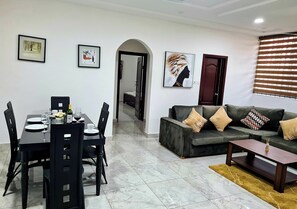 In-room dining - Gorgeous Quiet & Comfy Close to Highway (Adentan)