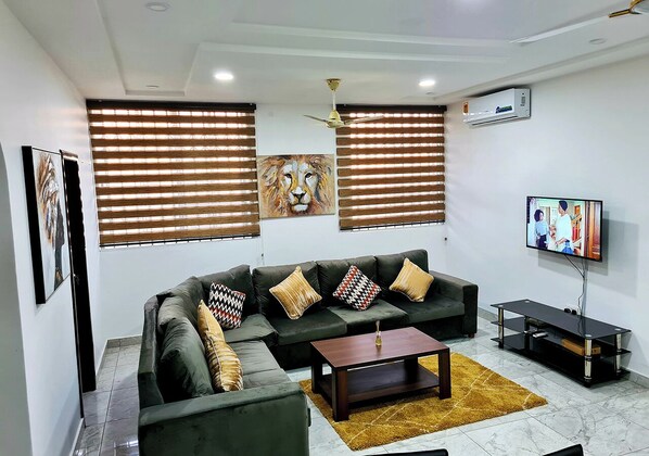Living area - Gorgeous Quiet & Comfy Close to Highway (Adentan)