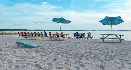 Fully Equipped & Renovated | Next to Lake Weir | 8PPL | Pet Friendly