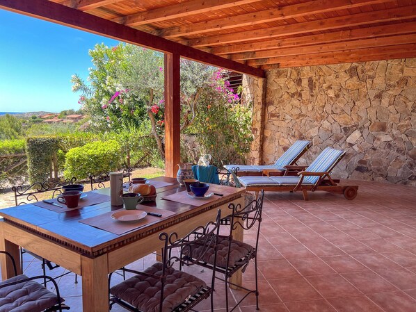 Outdoor dining - VILLETTA KAYTE - Lovely villetta in central location, sea views, near beach (Sardegna)