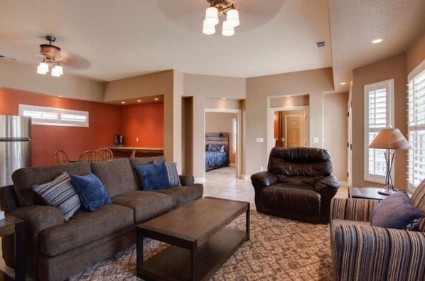 Smart TV - Immaculate Unit, pool,large landscaped yard! (Oakdale)