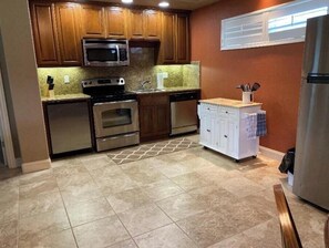 Frigorífico y placa de cocina