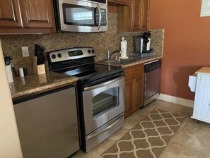 Fridge, stovetop - Immaculate Unit, pool,large landscaped yard! (Oakdale)