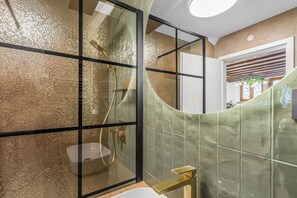 Shower, hair dryer, towels, soap - La Bestia Deluxe Studio Apartment in Old Town Rovinj (Rovinj)