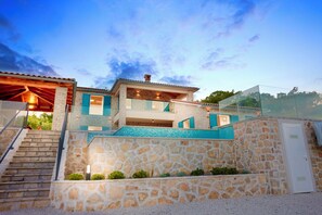 Exterior - Luxus: Villa Lion mit Fantastischem Meerblick, Infinity Pool & Aussenküche (Ripenda Kosi)