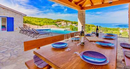 Luxus: Villa Lion mit Fantastischem Meerblick, Infinity Pool & Aussenküche