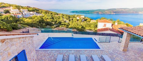 Utomhuspool och uppvärmd pool