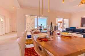 Dining - Luxus: Villa Lion mit Fantastischem Meerblick, Infinity Pool & Aussenküche (Ripenda Kosi)