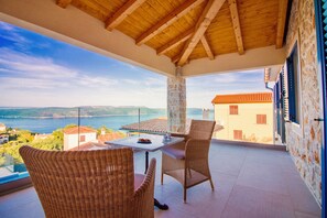 Outdoor dining - Luxus: Villa Lion mit Fantastischem Meerblick, Infinity Pool & Aussenküche (Ripenda Kosi)