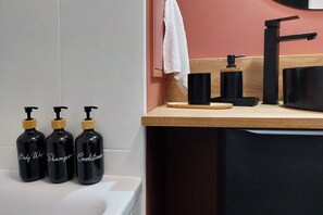 Articles de toilette gratuits, sĂšche-cheveux, serviettes fournies, savon