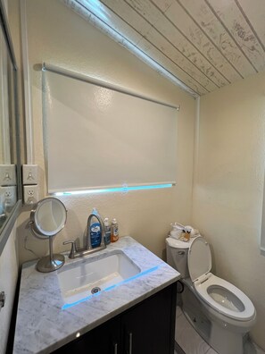 Serviettes fournies, savon, papier toilette