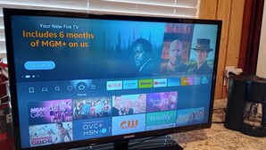 Un téléviseur à écran plat affichant l’interface d’un service de diffusion en continu, avec différents programmes et films.