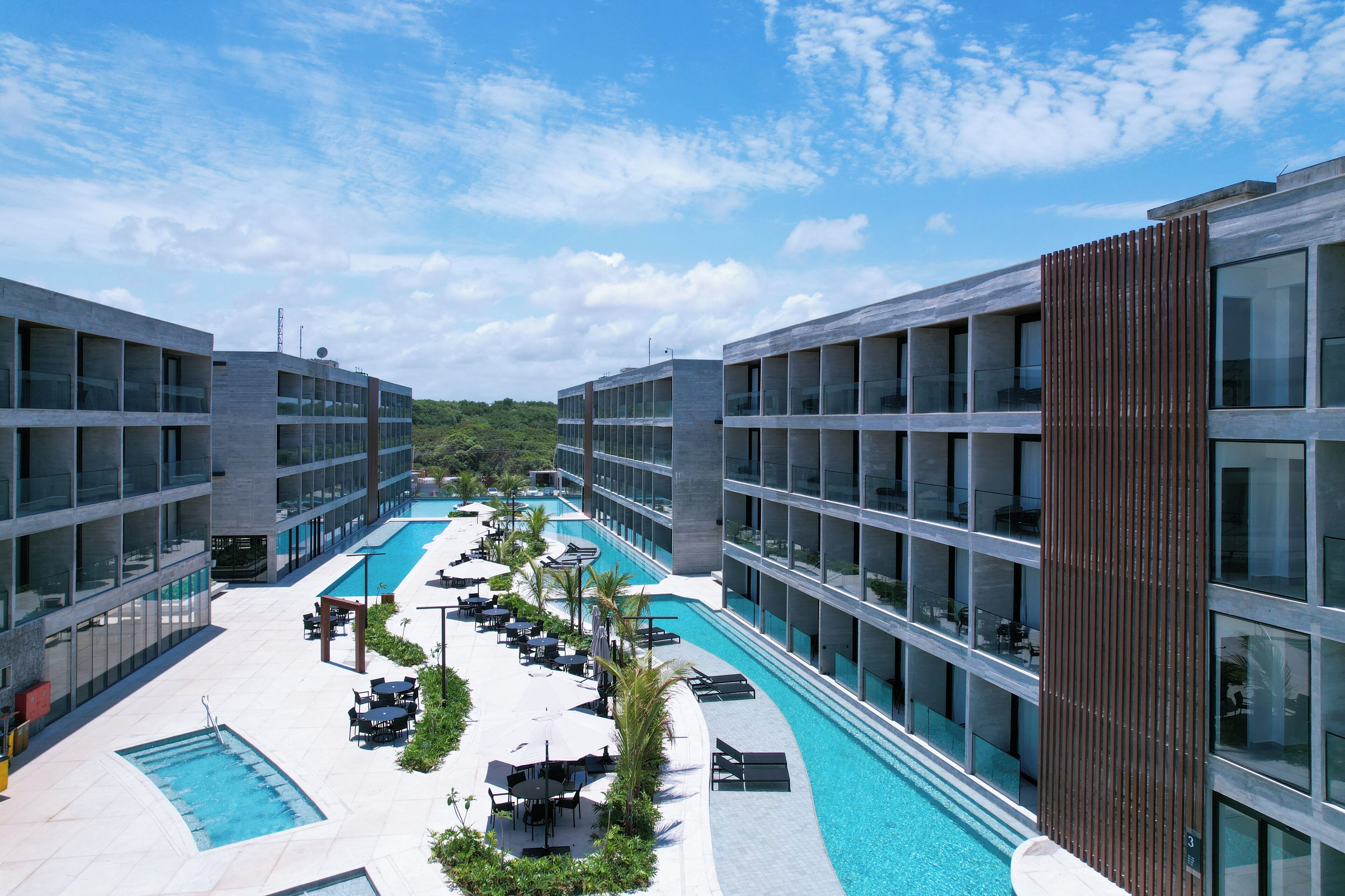 4 outdoor pools, pool umbrellas, lifeguards on site