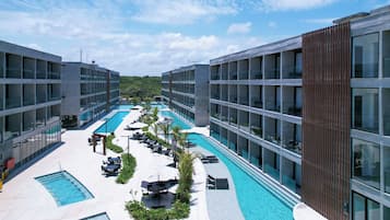 4 outdoor pools, pool umbrellas, lifeguards on site