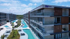 A modern hotel with a rooftop pool area, multiple balconies, and a clear sky. - Porto Alto - GAV Hotéis e Resorts (Ipojuca)