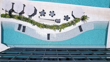 4 piscinas al aire libre, sombrillas, guardavidas en la propiedad