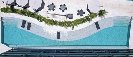 4 outdoor pools, pool umbrellas, lifeguards on site