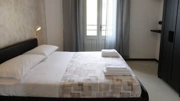 Kahden hengen perushuone (yksi tai kaksi sänkyä), parveke | Allergiatestatut vuodevaatteet, yksilöllisesti sisustettu