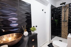 Een douche, een haardroger, handdoeken