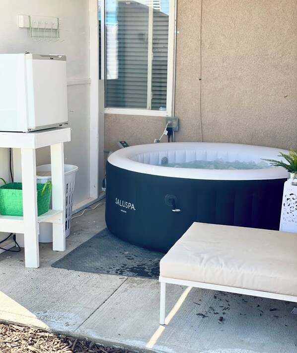 Outdoor spa tub - Hot Tub • Firepit • Washer • 500Mbps • PetsOK (Victorville)