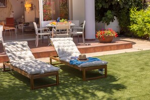 Outdoor dining - Larnaca Chelidonia Seafront Villa (Meneou)