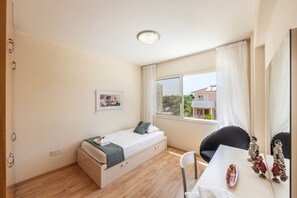 3 bedrooms, in-room safe, iron/ironing board, free WiFi - Larnaca Chelidonia Seafront Villa (Meneou)